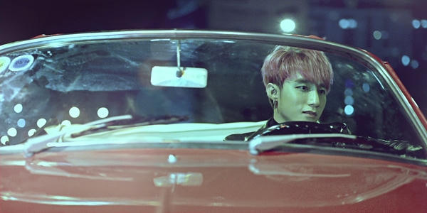 Sơn Tùng sành điệu tự lái siêu xe khi đóng MV Sơn Tùng trong một cảnh quay đẹp giữa thiên nhiên.