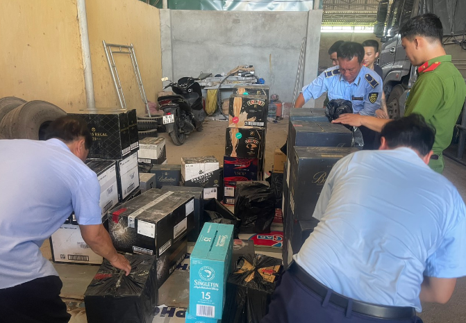 Hơn 100 thùng rượu ngoại chưa chứng minh được nguồn gốc bị tạm giữ tại Khánh Hòa