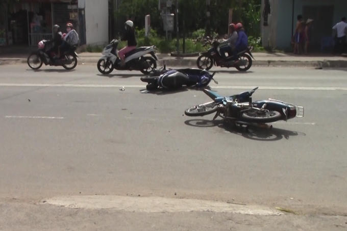 Hiện trường vụ TNGT đôi nam nữ vừa đi chơi Lễ về đã bị xe máy tông trọng thương tại Bình Dương chiều 2/9. Ảnh: Phạm Anh.