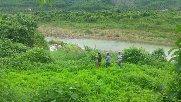 PV Pháp luật Plus ghi nhận tại hiện trường việc Cty Á Cường “vô tư” xả thải ra sông Cẩm Đàn. Ảnh Huy Trung