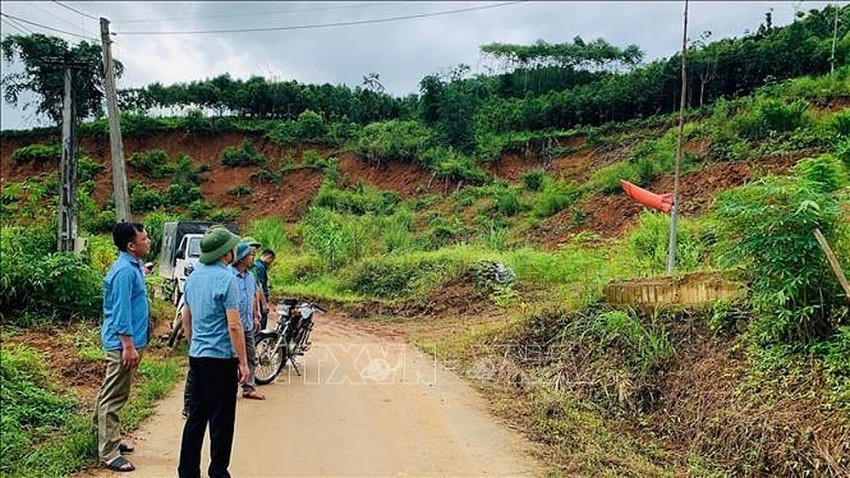 Lãnh đạo xã Châu Quế kiểm tra các vị trí nguy cơ sạt lở trên địa bàn. (Ảnh: TTXVN).