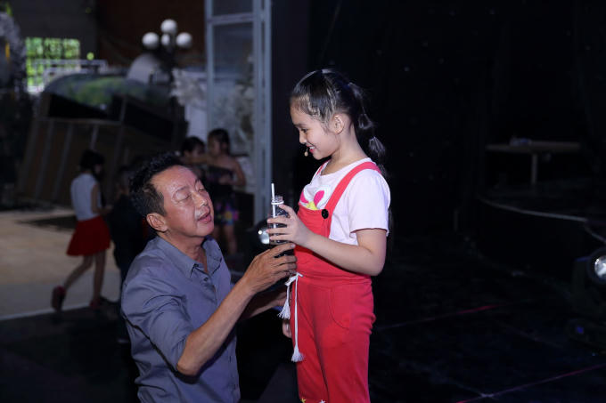 Bé Khánh Nhi, Khánh Nam luôn hết mực yêu thương, quan tâm, chăm sóc em từng li từng tí phía sau hậu trường.