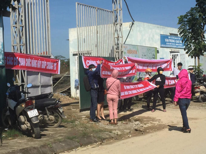 Nhiều hộ dân mua nhà tại dự án treo băng-rôn trước cổng, yêu cầu CĐT bàn giao nhà đúng cam kết.