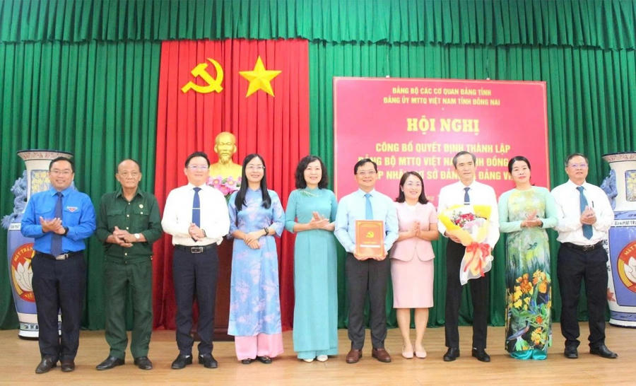 Ban Chấp hành, Ban Thường vụ, Bí thư và Phó Bí thư Đảng ủy Ủy ban MTTQ Việt Nam tỉnh chính thức ra mắt. Ảnh: Thảo My (Báo ĐN).