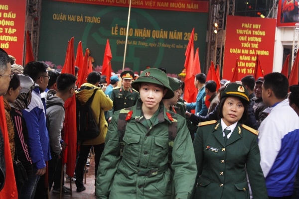 Mặc dù trời mưa, rét nhưng khá đông nhân dân và người nhà đã có mặt tiễn đưa các thanh niên tòng quân tại quận Hai Bà Trưng.