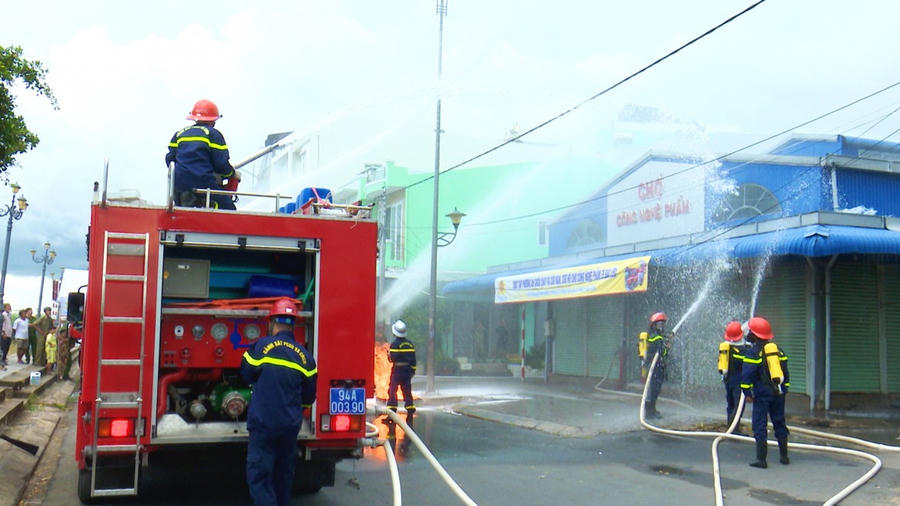 Thực tập phương án chữa cháy và CNCH tại chợ Công nghệ phẩm (phường 3, thành phố Bạc Liêu).