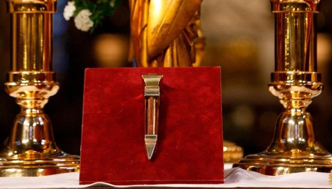 Ngoài Mão gai được đội trên đầu Chúa Jesus, Nhà thờ Đức Bà Paris còn lưu giữ những cổ vật thiêng liêng đó là cây Đinh Thánh được dùng khi Chúa Jesus bị hành hình.