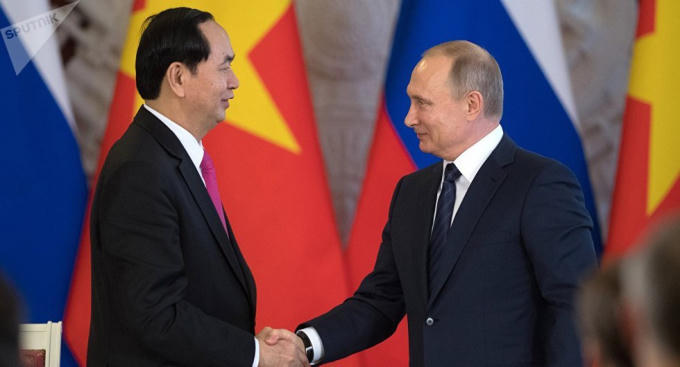 Tổng thống Liên bang Nga Vladimir Putin nhấn mạnh: “Chủ tịch nước Trần Đại Quang đã có được sự nể trọng của nhân dân và bạn bè thế giới, đã cống hiến rất nhiều cho việc củng cố an ninh quốc gia của Việt Nam nhằm bảo vệ lợi ích của Việt Nam trên trường quốc tế.”. Người đứng đầu Liêng bang Nga cho rằng, chính sự nhạy bén, sắc sảo về chính trị và khả năng hiểu bản chất của những vấn đề phức tạp nhất đã giúp Chủ tịch Trần Đại Quang có được sự tôn trọng chân thành nhất. (ảnh: Sputnik)