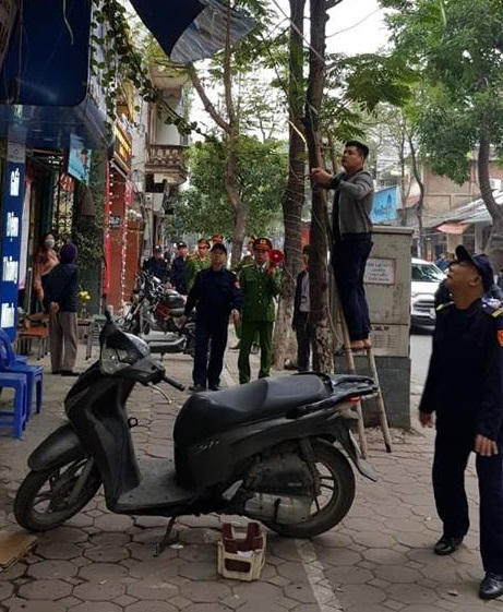 Tháo dỡ các biển hiệu lấn chiếm vỉa hè.