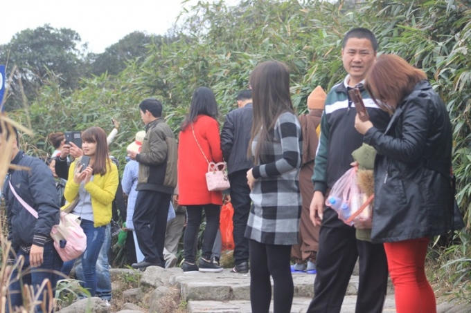 H&agrave;ng ng&agrave;n người về n&uacute;i thi&ecirc;ng Y&ecirc;n Tử d&acirc;ng hương ng&agrave;y khai hội