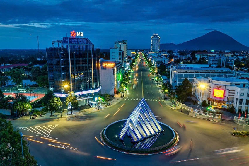 UBND tỉnh Tây Ninh đề nghị các đơn vị liên quan tạm dừng việc điều động, công chức cấp huyện trở lên, kể cả các trường hợp đề nghị điều động, tiếp nhận vào công chức.