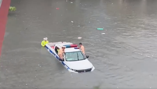 Mưa lớn kéo dài gây ngập úng khiến các phương tiện giao thông không thể di chuyển.
