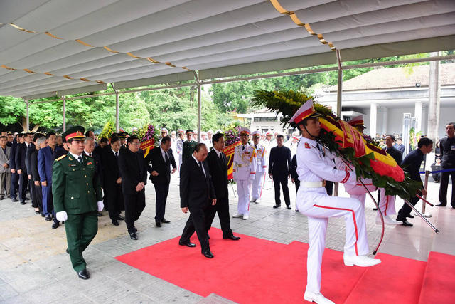 Thủ tướng Nguyễn Xuân Phúc dẫn đầu đoàn Chính phủ vào viếng.