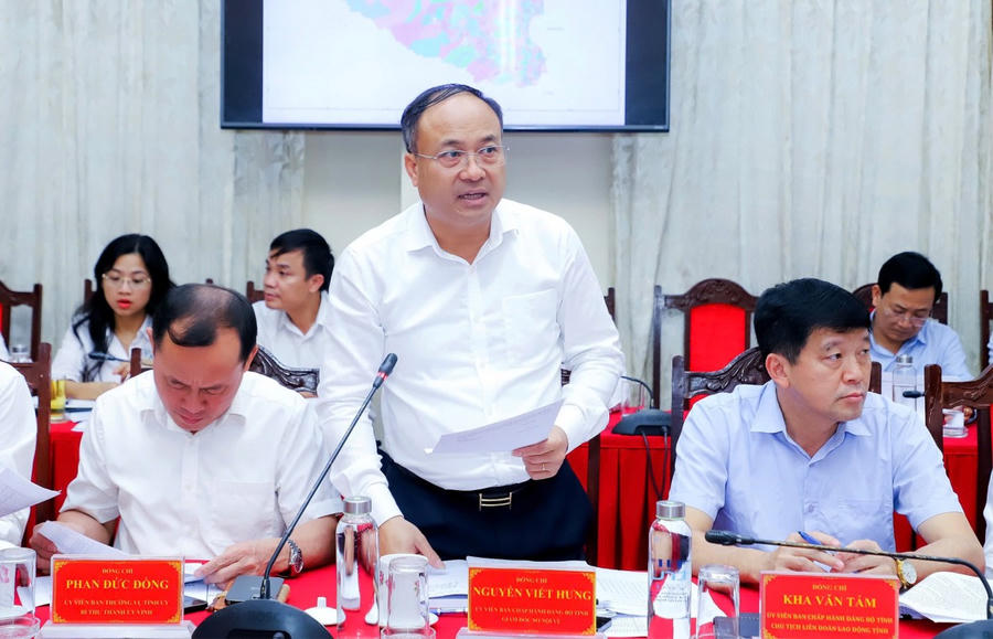 Giám đốc Sở Nội vụ Nghệ An Nguyễn Viết Hưng trình bày dự thảo phương án dự kiến sắp xếp các đơn vị hành chính cấp xã.