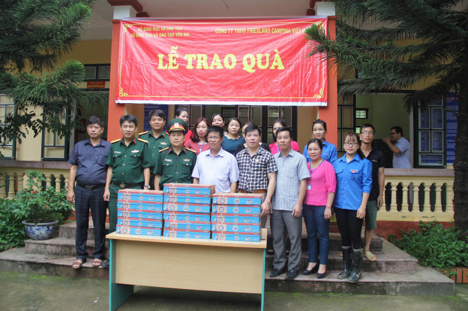 Vụ Giáo dục Quốc phòng trao tặng sữa tới các trường học.