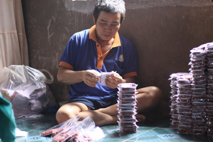 Ông Nam chuẩn bị khói hàng cho khách, “Ông Táo” rời xa gia đình và được chuyển đến khắp các tỉnh thành.