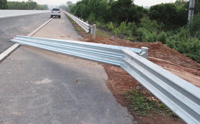 Tuyến cao tốc đã xong nhưng chưa đi vào hoạt động ngay. Thế nên người dân ven đường tháo dỡ hộ lan để đi lại.