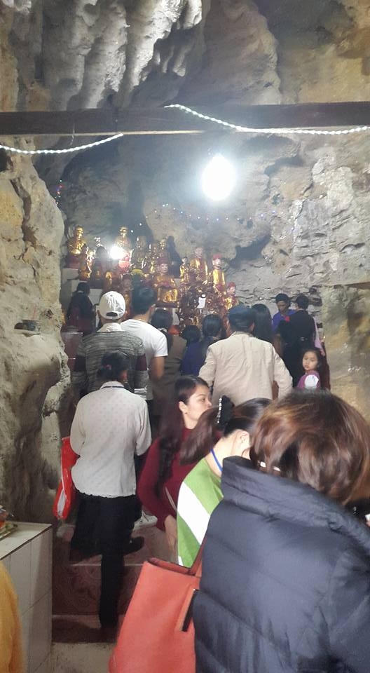 Đây là ban thờ được cho là linh thiêng nhất tại chùa Bụt Bay. (ảnh: Minh Long).              Ban thờ các vị Thần Thánh tại chùa Bụt Bay. (ảnh: Minh Long).