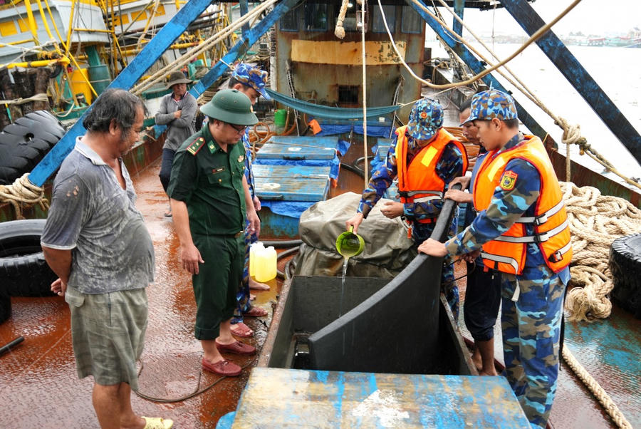 Hải đội Biên phòng 1 (BĐBP Cà Mau) đấu tranh hiệu quả với buôn lậu dầu trên biển.