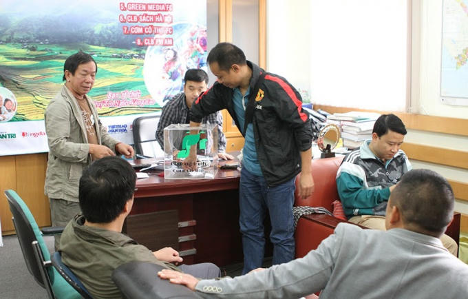 Các đội bốc thăm chia bảng.