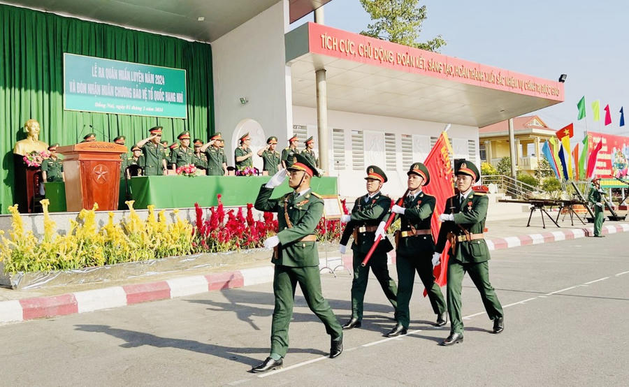 Duyệt đội ngũ trong lễ ra quân huấn luyện.