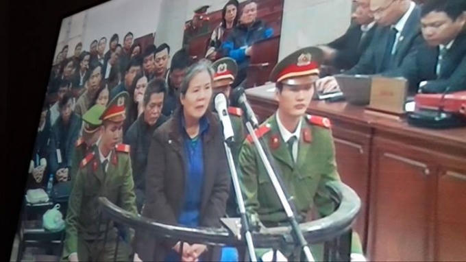 Bị cáo Chử Thị Kim Hiền (cựu phó giám đốc Ngân hàng Agribank Chi nhánh Nam Hà Nội) mở đầu phần thẩm vấn (Ảnh: Duy Khương)