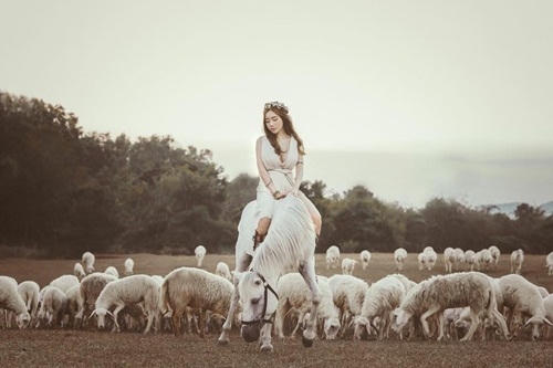 Elly Trần khoe vẻ đẹp nữ thần sau khi sinh con lần 2