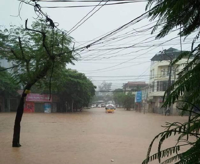 Các tuyến đường bị ngập, phương tiện giao thông đi lại khó khăn.