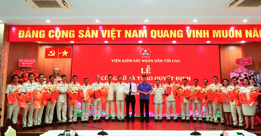 Ông Nguyễn Thanh Nhàn - Chủ tịch UBND tỉnh Kiên Giang và ông Nguyễn Đức Thái - Phó Viện trưởng VKSND tối cao trao quyết định bổ nhiệm lãnh đạo 15 VKSND khu vực, sau khi thực hiện hợp nhất đơn vị hành chính hai tỉnh Kiên Giang và An Giang