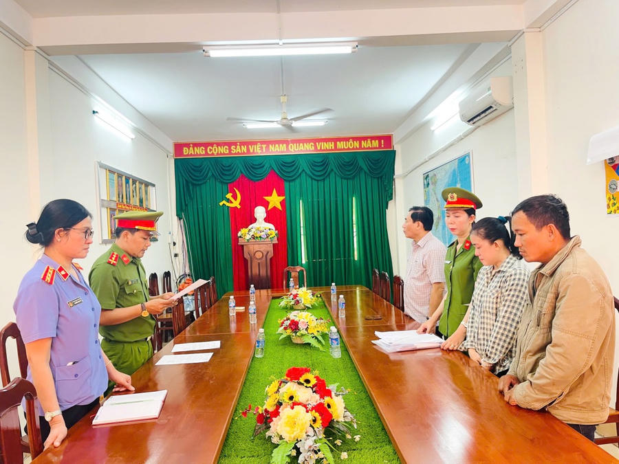 Cơ quan Cảnh sát điều tra Công an tỉnh Cà Mau tống đạt Quyết định khởi tố bị can, lệnh bắt tạm giam đối với Trần Mỹ Tiên tại cơ quan Công an.