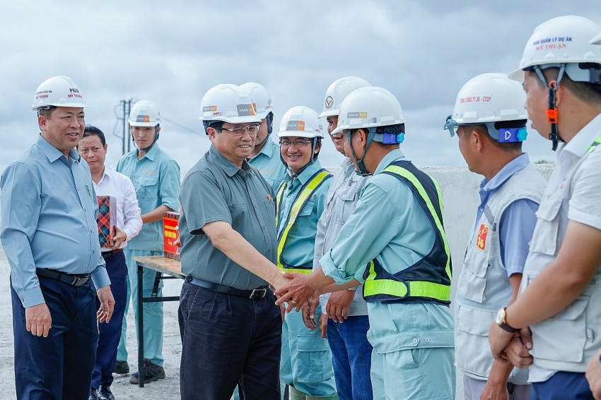 Thủ tướng Phạm Minh Chính kiểm tra tình hình thực hiện Dự án đầu tư xây dựng cao tốc Cần Thơ - Hậu Giang tại nút giao IC3, xã Long Thạnh, huyện Phụng Hiệp, tỉnh Hậu Giang - Ảnh: VGP