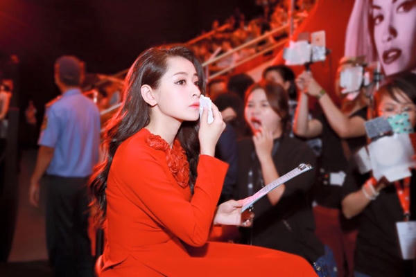 Chipu xinh đẹp rạng rỡ, đọ d&aacute;ng c&ugrave;ng ng&ocirc;i sao Rita Ora