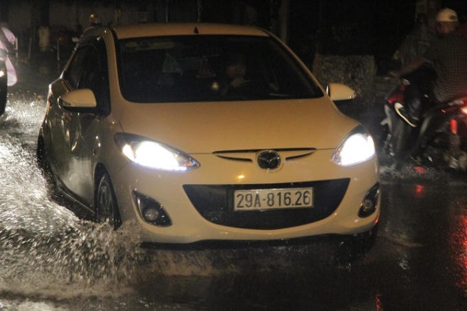 Ô tô qua nhưng nước ngập vẫn nhiều.