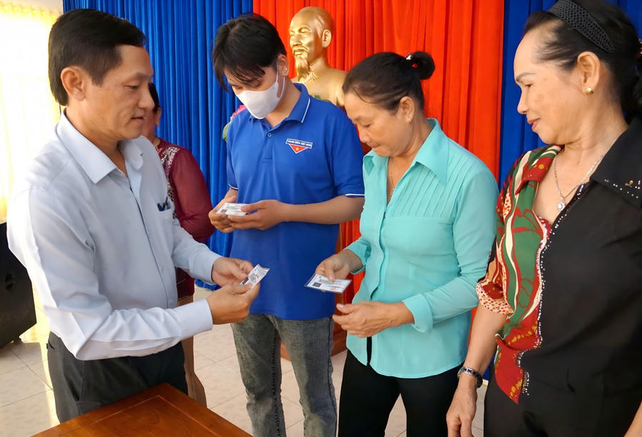 BHXH Cà Mau, tặng thẻ BHYT cho người dân có hoàn cảnh khó khăn tại xã Tân Thành (TP. Cà Mau).