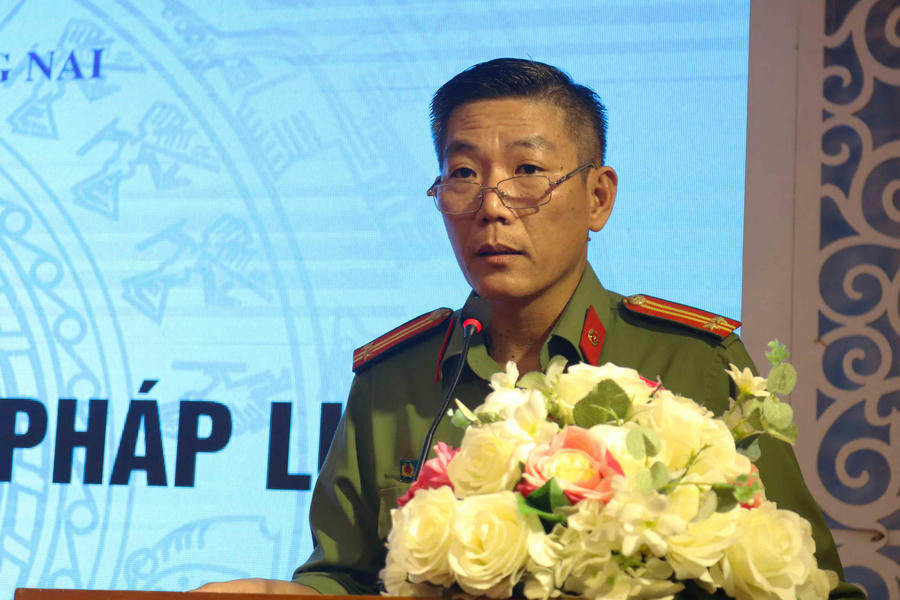 Trung Tá Đỗ Anh Tuấn báo cáo tại hội nghị.