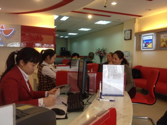 Nhiều ngân hàng "đua nhau" tăng lãi xuất tiền gửi (Ảnh Thanh Huyền)