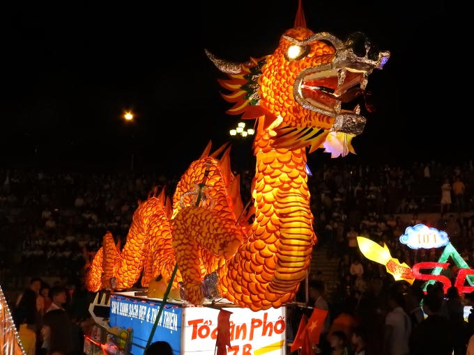 Chiếc đèn con rồng của tổ dân phố 7B được trang trí lộng lẫy.