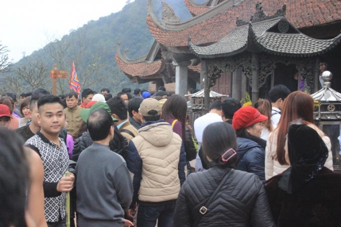 Dòng người đông đúc tại chùa Hoa Yên niệm phật cầu may đầu xuân năm mới.