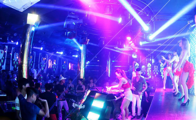 Quán bar này hút khách vì thường xuyên mời DJ về phục vụ (ảnh mạng)