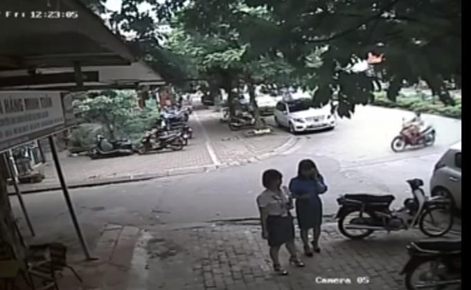 Hình ảnh vị phó chủ tịch quận Thanh Xuân (áo xanh) cùng một người phụ nữ bên cạnh đi ăn trưa trên đường Nguyễn Qúy Đức. Ảnh cắt từ clip.