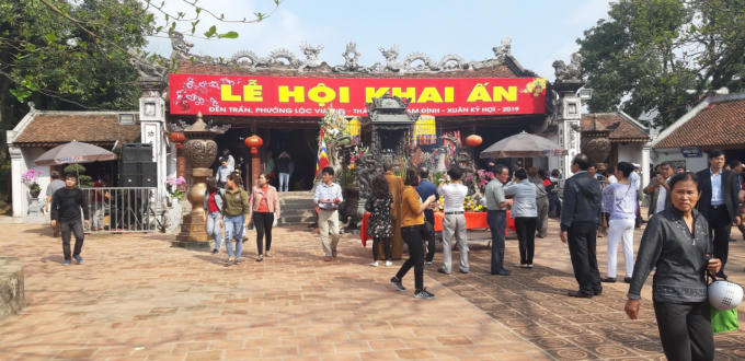 Ngay từ sáng sớm 18/2 (tức 14 tháng Giêng âm lịch), nhiều người dân và du khách thập phương đã đi lễ sớm.