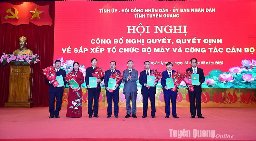 Đồng chí Chủ tịch UBND tỉnh Nguyễn Văn Sơn trao quyết định và chúc mừng Ban Giám đốc sở Nội vụ sau hợp nhất.