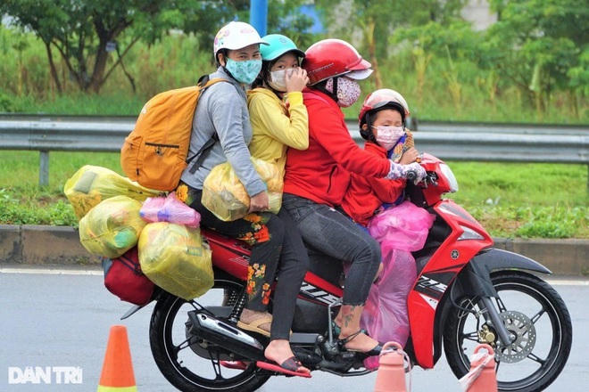 Những chiếc xe lỉnh kỉnh đồ đạc, đây là tất cả tài sản họ mang theo khi rời khỏi miền đất hứa vào địa phận Cần Thơ (Ảnh: Bảo Kỳ).