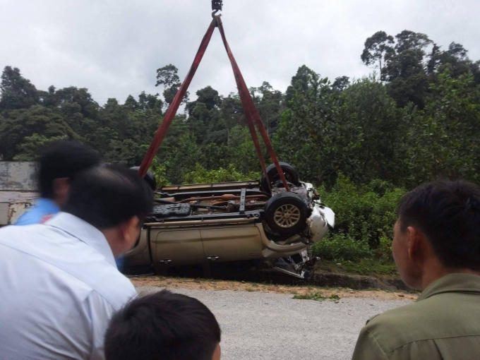 Chiếc xe chở đoàn cán bộ kiểm tra thiệt hại sau bão số 2 gặp nạn khiến 2 người tử vong.