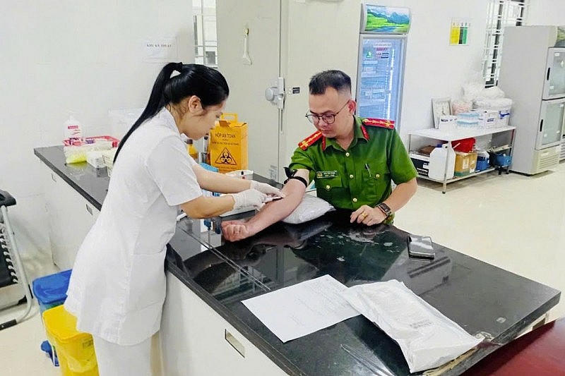 Đại uý Bàn Văn Thiện nhanh chóng có mặt tại Bệnh viện đa khoa số 2 tỉnh Lào Cai để hiến máu cho bệnh nhân. (Ảnh: CAND).