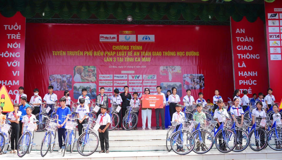 Nhà tài trợ trao tặng 50 xe đạp cho học sinh có hoàn cảnh khó khăn liên quan đến TNGT trên địa bàn tỉnh.
