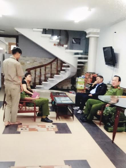 Bà X. và ông M. làm việc với cơ quan chức năng để xin xác nhận độc thân.