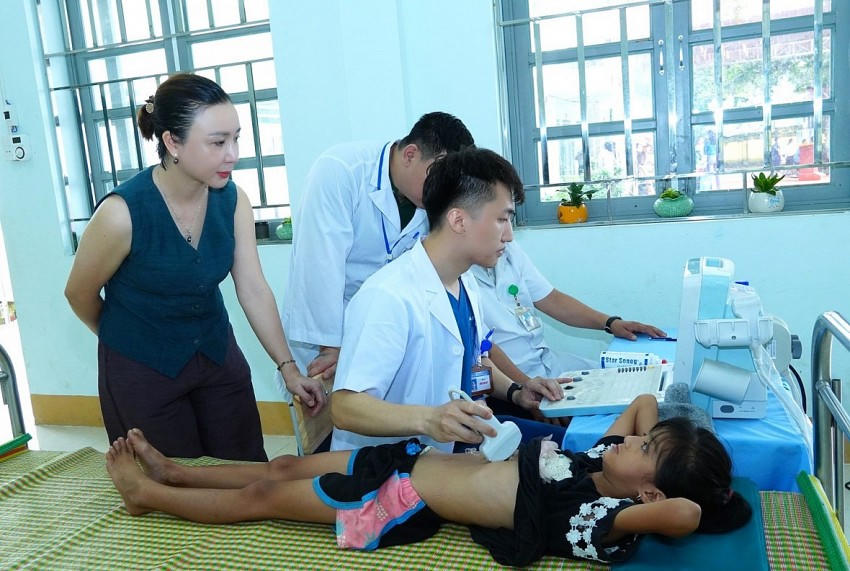 Các Y, Bác sĩ khám, cấp phát thuốc miễn phí cho các em nhỏ và bà con đồng bào dân tộc thiểu số xã Ngọc Linh, huyện Vị Xuyên, tỉnh Hà Giang. (Ảnh Hà Linh)