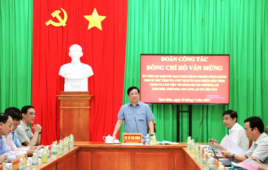 Chủ tịch UBND tỉnh An Giang Hồ Văn Mừng phát biểu tại buổi làm việc với Đảng bộ các phường, xã: Tịnh Biên, Thới Sơn, Chi Lăng, An Cư, Núi Cấm.