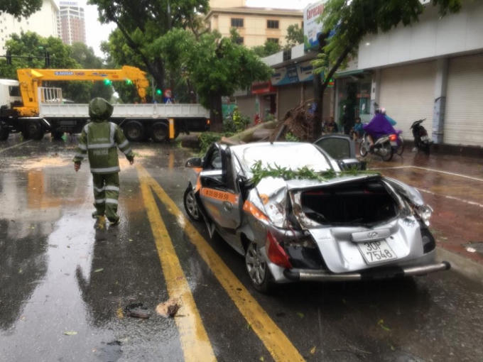 Chiếc xe biến dạng sau khi được lực lượng chức năng giải cứu.